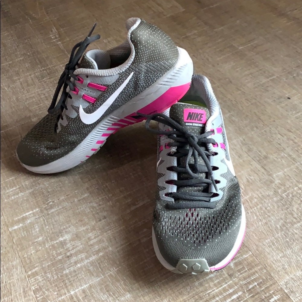 Barely worn Women’s Nike tennis shoes